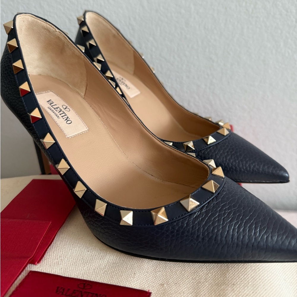 Valentino Studded Women's pump in dark/navy blue